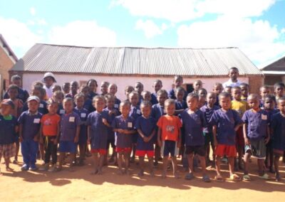 Dzieci przed szkołą