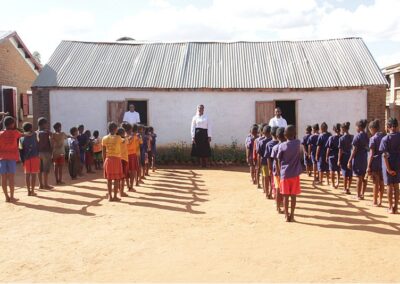 Uczniowie przed wejściem do klas